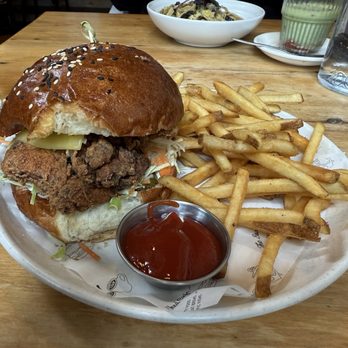 The Boat Shed - Kiragi chicken sandwich - Cafes Near Me - Queenstown, OTA