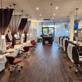 Lavish Nails & Spa - Open space, bright & clean salon. - Nail Salons Near Me - Peabody, Massachusetts