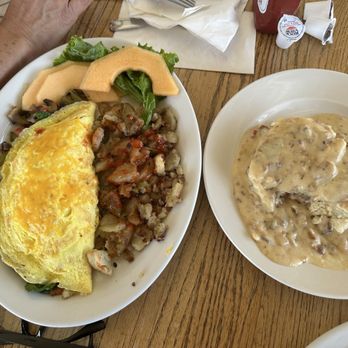 Totem Cafe - Veggie omelette & biscuits gravy - Breakfast & Brunch Near Me - Lone Pine, California Totem Cafe - Veggie omelette & biscuits gravy - Breakfast & Brunch Near Me - Lone Pine, California