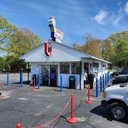 Hank's Dairy Bar - View from the street.