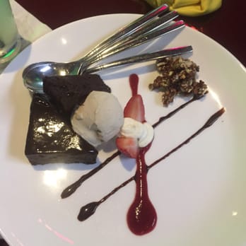 Champions - Brownie w ice cream - Sports Bars Near Me - Cancún, ROO