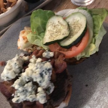 Moku Kitchen - Blue cheese burger - Cocktail Bars Near Me - Honolulu, Hawaii
