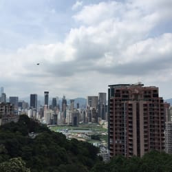 寶雲道 - View of the Happy Valley Racecourse from Bowen.