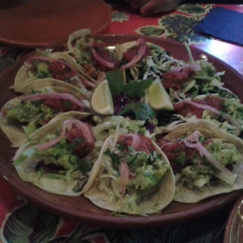 El Camion Mexicano - Nine tacos with soft corn tortillas. Yummy and great guac. 3 kinds here: Chicken tinga, mushrooms and spinach, and chorizo. - Mexican Near Me - London, XGL