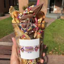 SugarPlum Froyo - Chocolate & vanilla served in a bubble waffle