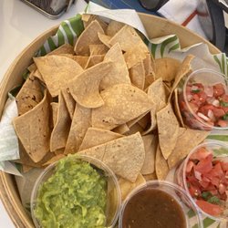 Sirenas - Chips and guac