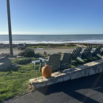 Cambria Shores Inn - Watch the ocean - Hotels Near Me - Cambria, California