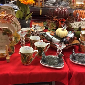 CambridgeSide - Nice thanksgiving display - Women's Clothing Near Me - Cambridge, Massachusetts