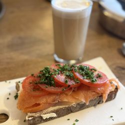 Pano - Rye toast with cream cheese, smoked salmon, tomatoes and chives. Latte macchiato.