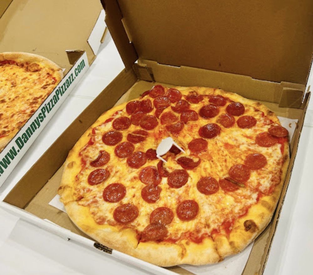Danny's Pizza Pizzazz Logo
