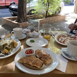Otto Café - Molletes de chorizo, chilaquiles verdes enchiladas rojas