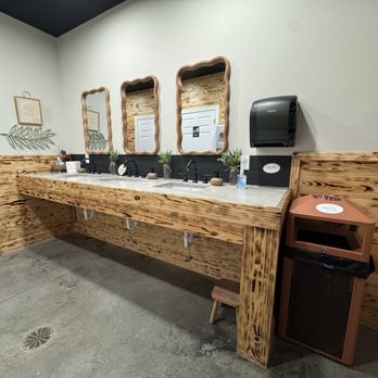 Heritage Oaks RV Resort - Charming bathhouses - Campgrounds Near Me - Wellborn, Florida