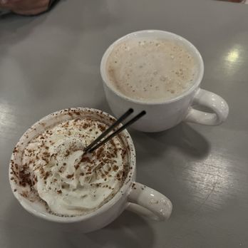 Hot Plate - Hot chocolate and vanilla latte - Breakfast & Brunch Near Me - Minneapolis, Minnesota