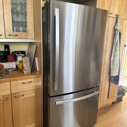 Perfect refrigerator installation! Israel and his team were very careful with my home, and set up my new fridge exactly right.