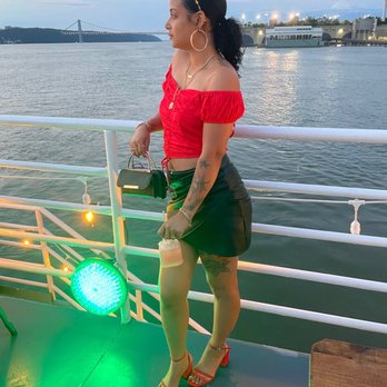 Baylander Steel Beach - See the heels lol. No skinny heels ladies. Unless u can tip toe. - American Near Me - New York, New York