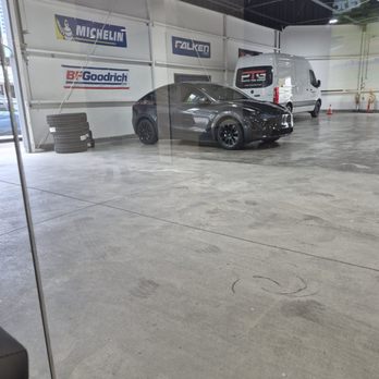 Discount Wheel and Tire - Honolulu - Very spacious place to pull in. - Tires Near Me - Honolulu, Hawaii