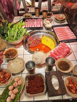 Old Alley Hot Pot Austin | 龙门阵火锅奥斯丁店 by null