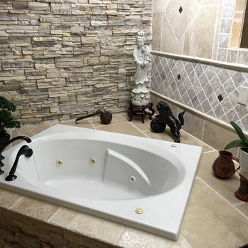 Rampart Range Resort - Bathtub in Mt. Fuji suite - Bed & Breakfast Near Me - Woodland Park, Colorado