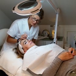 Clementine Day Spa - Rebecca har 23 års erfaring innen mange forskjellige fagområder og tar med hennes kunnskap til arbeidet som hudterapeut