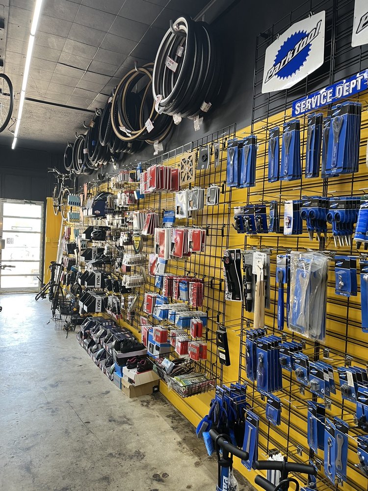 FREEWHEELIN’ COMMUNITY BIKES Updated October 2024 25 Photos & 34