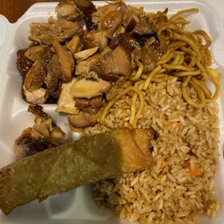 Kelly's Cajun Grill - Egg roll, fried rice, bourbon chicken, lo mein.  Yummy