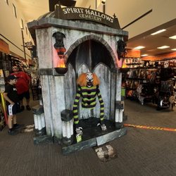 Spirit Halloween - Inside