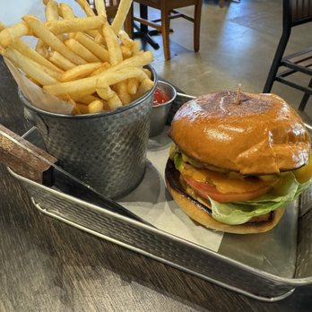 Bucket & Rope - Mila's burger - Cocktail Bars Near Me - Dallas, Texas Bucket & Rope - Mila's burger - Cocktail Bars Near Me - Dallas, Texas