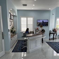 Affordable Dental Center of Pompano - The reception area is welcomed you by the charming Mrs.Grace.