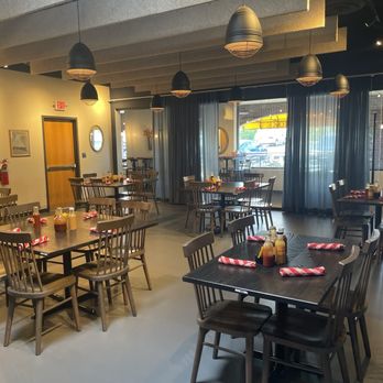 Salt + Smoke - Seating - Barbeque Near Me - Ellisville, Missouri Salt + Smoke - Seating - Barbeque Near Me - Ellisville, Missouri