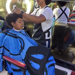 Scissor & Comb Barbershop - Haircuts available no wait time !
