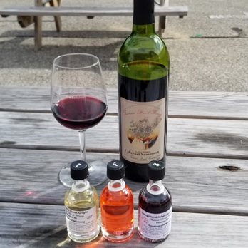 Hilltop Orchards - Wine Tasting Room Near Me - Richmond, Massachusetts