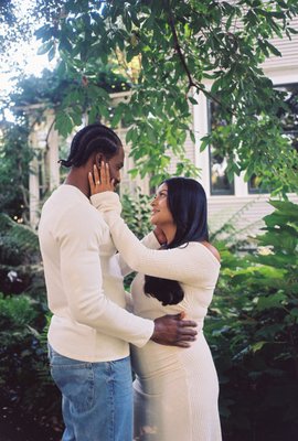 Maternity photos - Maternity Photos of a couple at a Public Garden Area