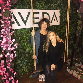 Top Notch & Cloth - Bella and Colleen at aVeda Congress in Minneapolis 2018 - Hair Salons Near Me - Alpha, New Jersey Top Notch & Cloth - Bella and Colleen at aVeda Congress in Minneapolis 2018 - Hair Salons Near Me - Alpha, New Jersey
