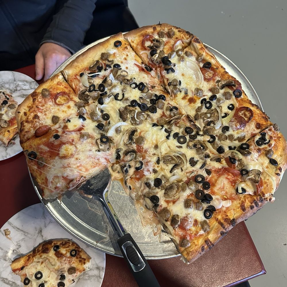 Pinstripes Glen Rose - Cecilian pizza - Italian Near Me - Glen Rose, Texas