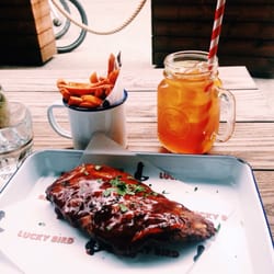Lucky Bird - Hjemmelaget iste, søtpotet fries og spareribs