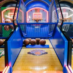 Oceans 8 At Brownstone Billiards - Arcade