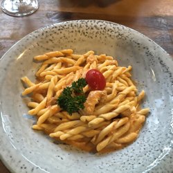 L´Artista - Pasta with salmon in a creamy tomato sauce