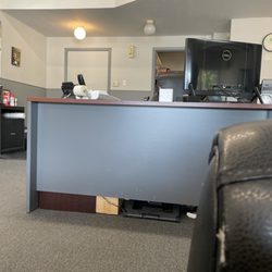 Nations Auto Glass - Nice lobby with television to watch while you wait.