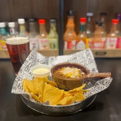 Squire Lounge & Patio - Homemade chili and an ice cold Street Fight!