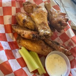 Dueling D's BBQ and Grill - Wings with Cajun dry rub - OMG!