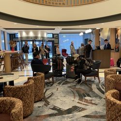 Amsterdam Marriott Hotel - Lines to check in with people waiting in the lobby