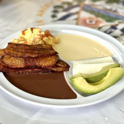 Pupuseria Jovel - Desayuno with addition of Plátanos