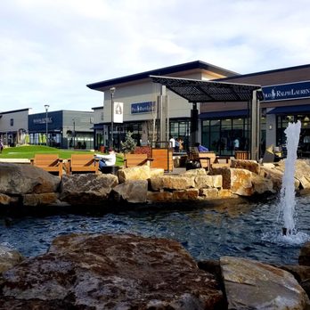 Denver Premium Outlets - Outdoor seating area - Outlet Stores Near Me - Thornton, Colorado