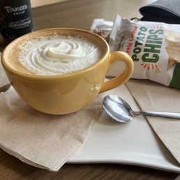 Madagascar Vanilla Latte and side Chips