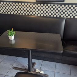 Village Square Bagels - Dining area