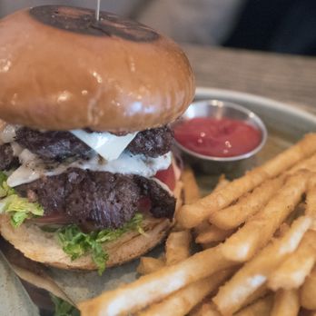 Keepers Coastal Kitchen - Plancha burger - Seafood Near Me - Austin, Texas