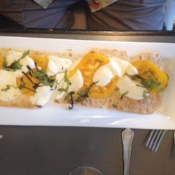 Mankato Golf Club - Margherrita pizza on flatbread was underwhelming