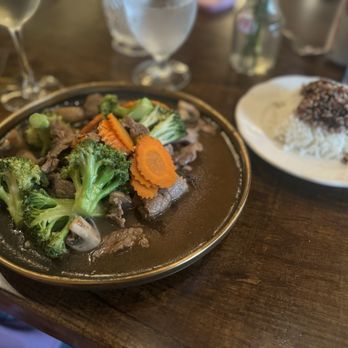 Le Ros - Beef Broccoli Mushrooms - Thai Near Me - Marblehead, Massachusetts