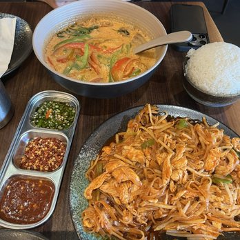Siam Station - C2 Panang Curry with crispy pork. Veggies are red and green bell peppers & onions. - Thai Near Me - Milpitas, California