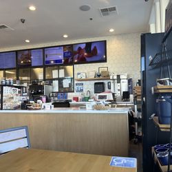 Paris Baguette - There was no one helping at the counter.
